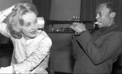 Milles Davis filmin müzklerini kaydederken Jeanne Moreau ile şakalaşıyor