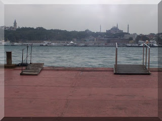 Karaköy iskelesinde vapur beklerken