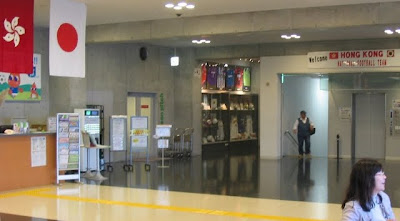 J-Stepロビーの国旗と看板