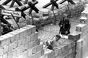 Cual Fue El Objetivo De La Construccion Del Muro De Berlin