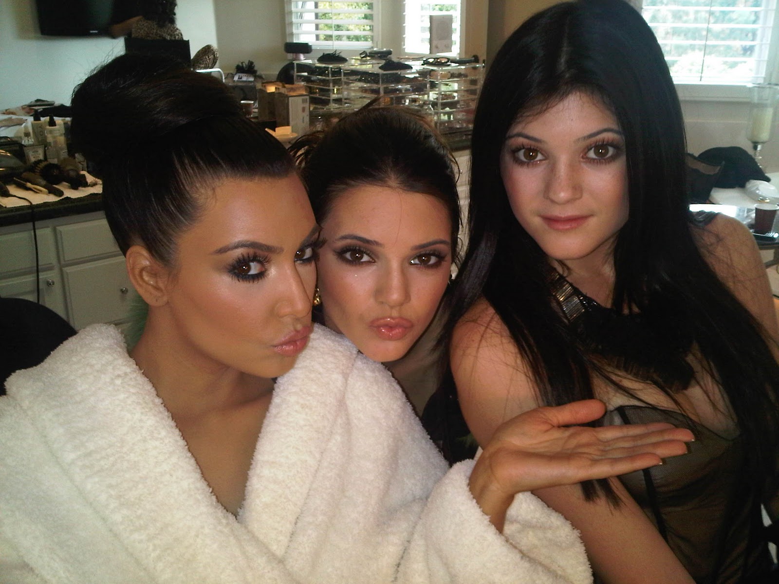 http://4.bp.blogspot.com/_6i4VPSyuwsM/TPD4mHscs4I/AAAAAAAAA14/CVFikv9cSAw/s1600/kim+kardashian+twitpic+3.jpg