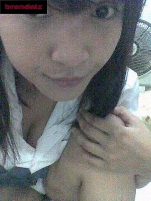 Kenarsisan Cewe jaman sekarang di depan kamera yang HOT