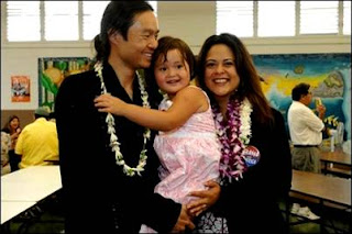 Maya Soetoro, Konrad Ng, (su esposo) y la pequeña Suhaila, de cuatro años de edad