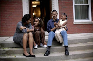 La pareja Obama con sus hijas, Malia Ann (de 10 años) y Natasha (7 años)