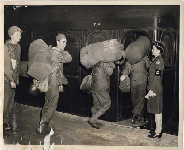 [PHOTO-TROOPS-AT-TRAIN-WWII.jpg]