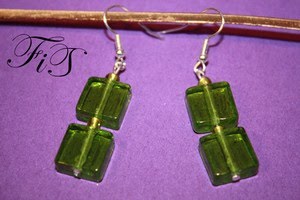 Zielone kostki-koraliki szklane na szpilce, dł.ok.3,5cm