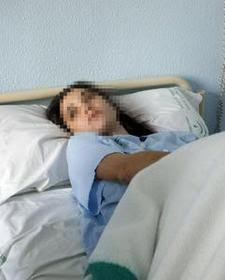 En la Imagen Sara en la cama del hospital visiblemente entristecida
