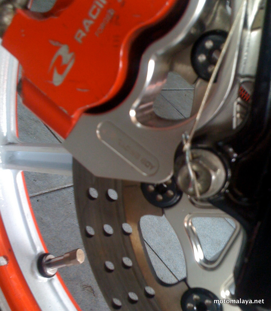 [racingboy-4-piston-caliper-1.JPG]