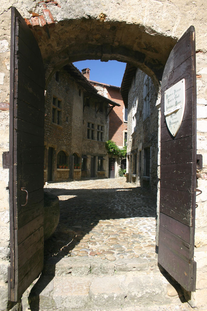 [LYO-324-Perouges.JPG]