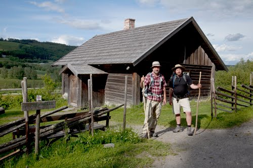 Torkil og Sigurd Mikal foran Prøysenstua i Ringsaker