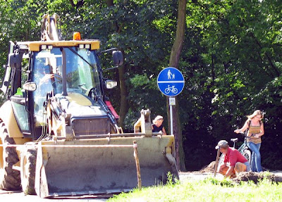 Roboty drogowe na ścieżce rowerowej