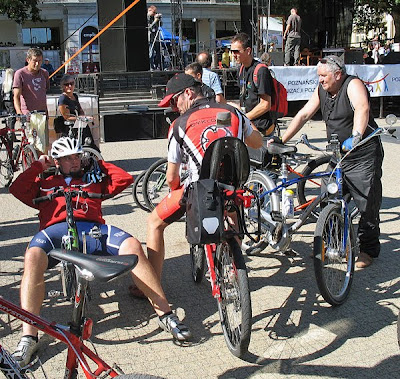 Rowerzyści na rowerach poziomych