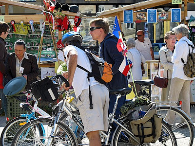 Rowerzysta z flagą UE podczas liczenia rowerzystów w Poznaniu