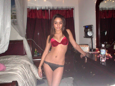 Vanessa Hudgens telanjang bugil mesum 3