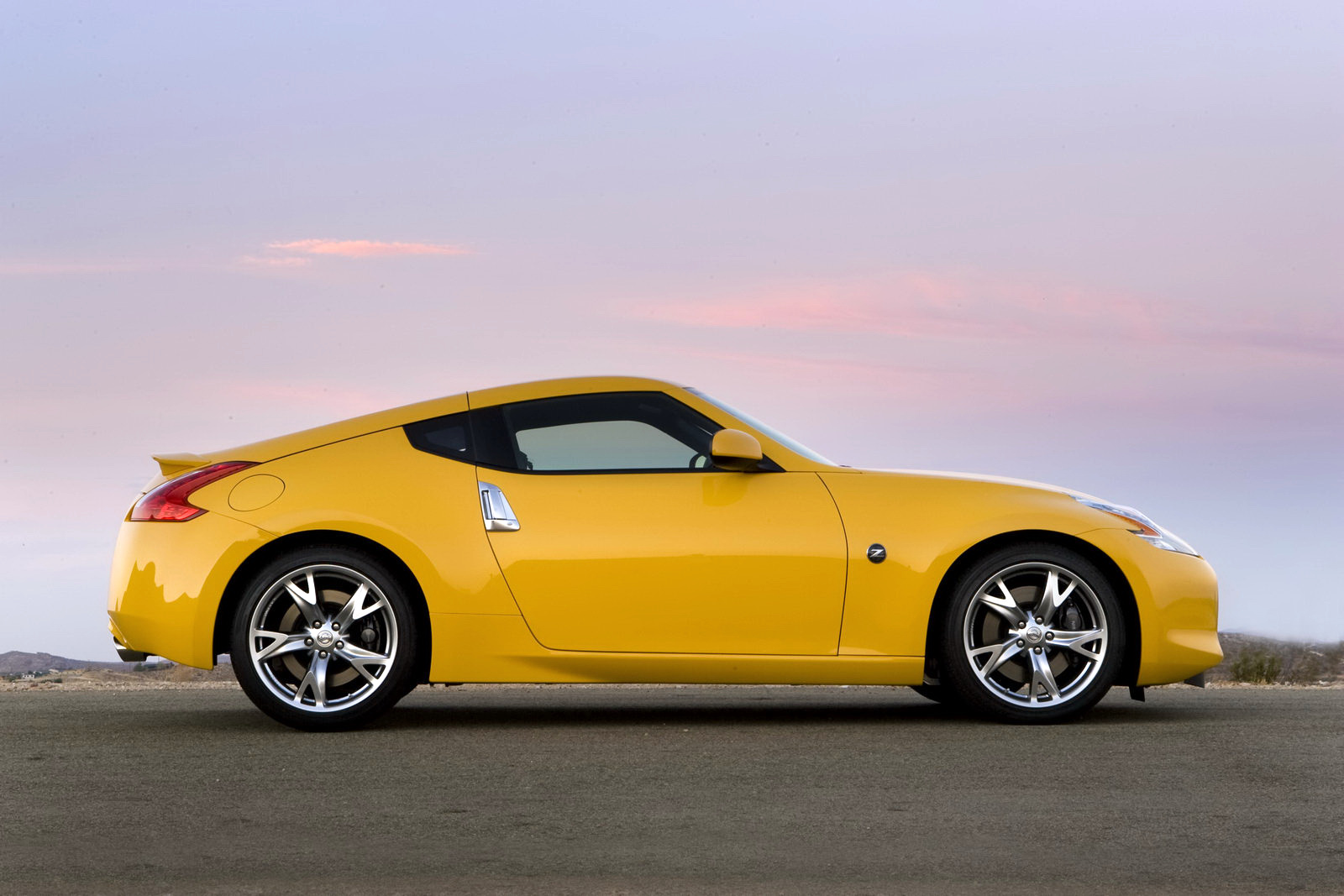 http://4.bp.blogspot.com/_71VYESfu88A/SwdGDRSp2HI/AAAAAAAABTg/awFQTYiXQHM/s1600/2010-Nissan-370Z-14.jpg