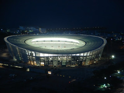 الانتهاء من استادات كأس العالم 2010 Cape+town+stadium+lights+3