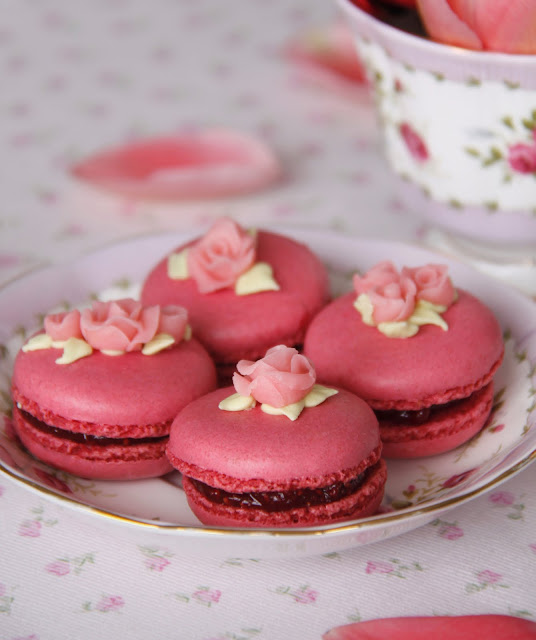 Macarons decorados con rosas Receta de macarons de frambuesa