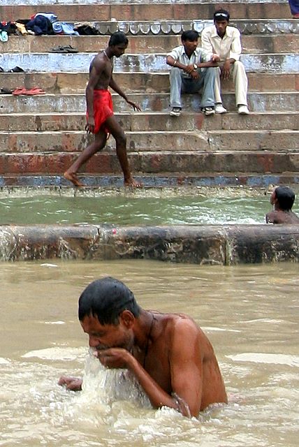 hindistan_varanasi_ganj_nehri_su_icme_img_1988.jpg