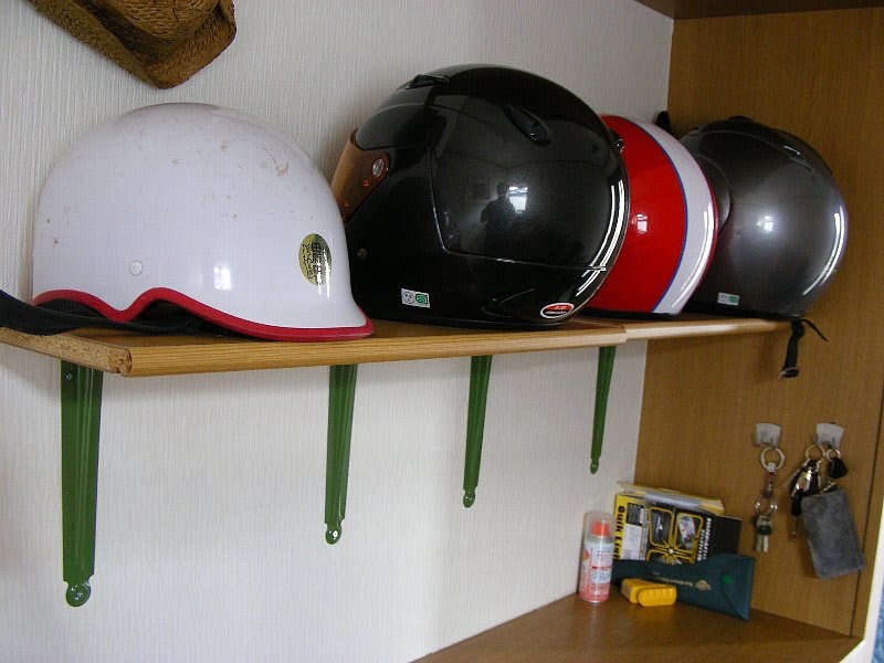 デジタルグッズとバイクの日々 ヘルメット用棚作成