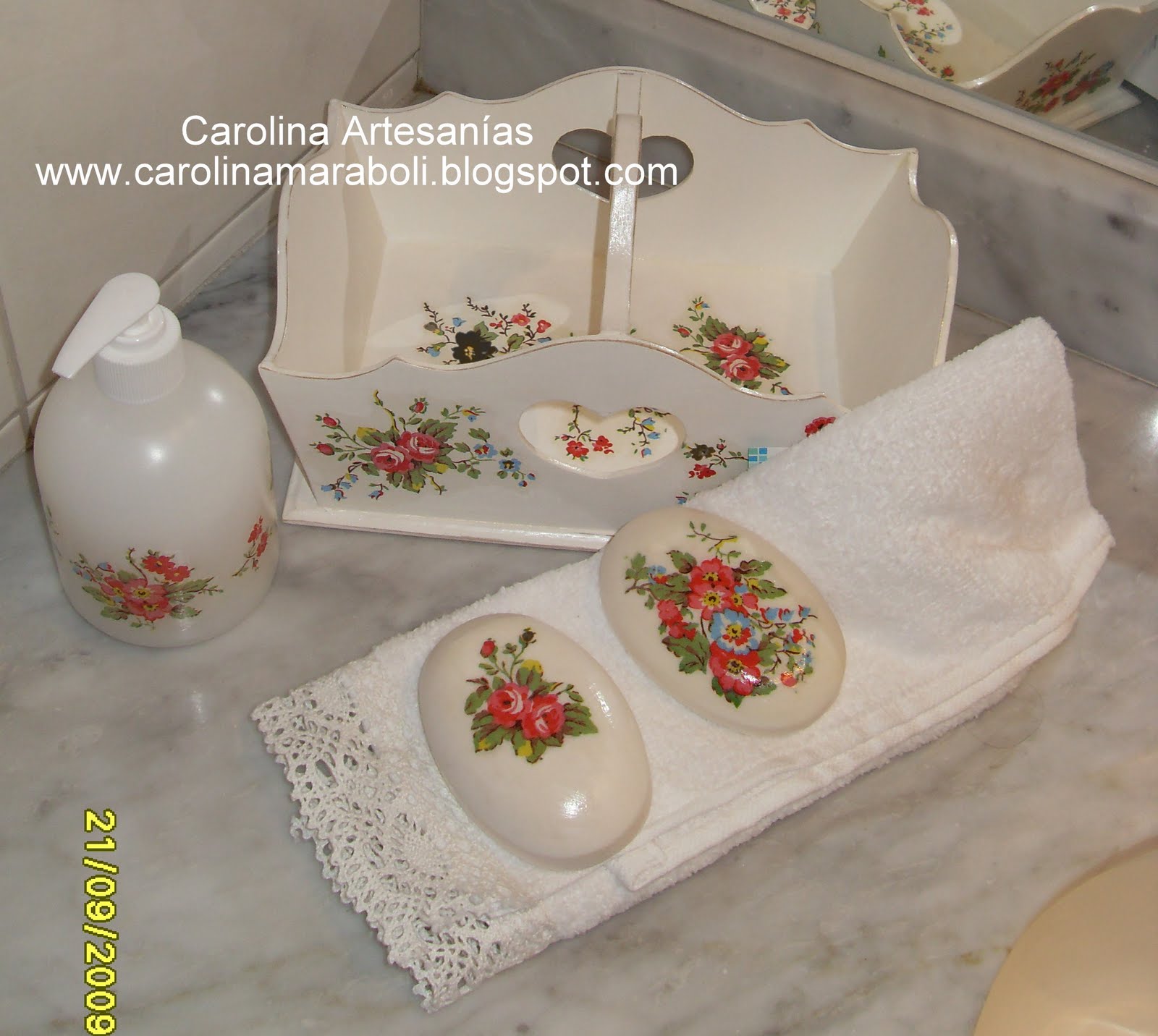 Vitrina de Carolina Artesanías (La Tienda): 10.- Set de Baño, flores