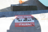 politisches stickerl Tirol political sticker im kiwi land