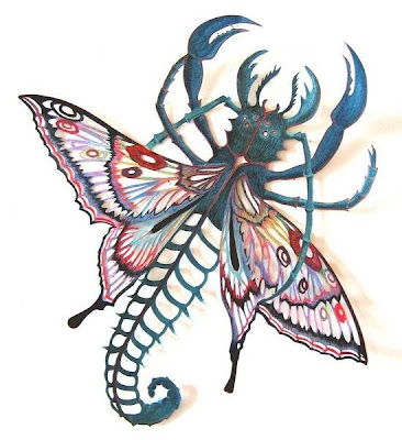 Escultura em papel lembra simultaneamente uma borboleta e um escorpião.
