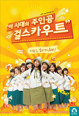 Grupo musical de meninas coreana caracterizado de escoteiras.