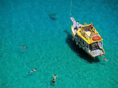Mergulho livre nas águas da praia do Sancho em Fernando de Noronha