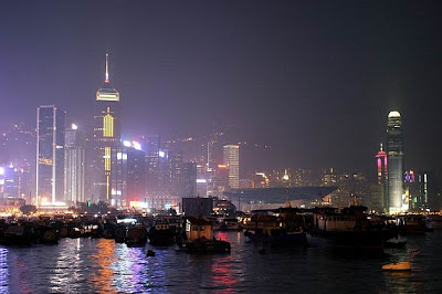 Foto noturna da baía de Hong Kong