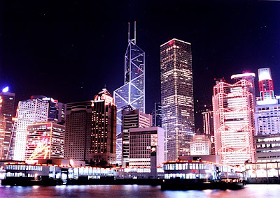 Foto noturna da baía de Hong Kong