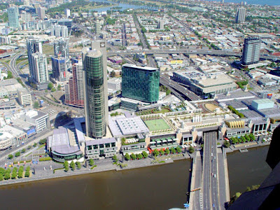 Vista aérea de ponte sobre o rio Yarra - Melbourne