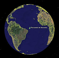 Representação artística sobre foto da Nasa indicando Fernando de Noronha a uma distância 20000 km da Terra