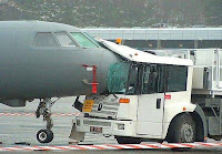 Avião colide com caminhão em pista de aeroporto.