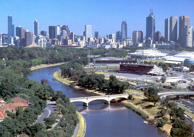 Rio Yarra atravessando Melbourne.