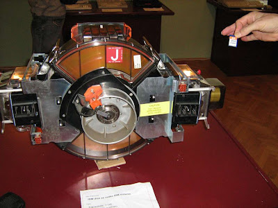 Comparação de tamanho entre um HD fabricado pela IBM vinte anos atrás e um cartão de memória SD, ambos com 1 gygabyte.