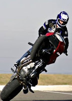 Motociclista fazendo Wheeling
