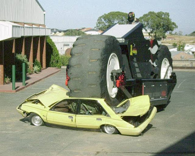 Como um monster truck, esta motocicleta é usada para esmagar carros de passeio.