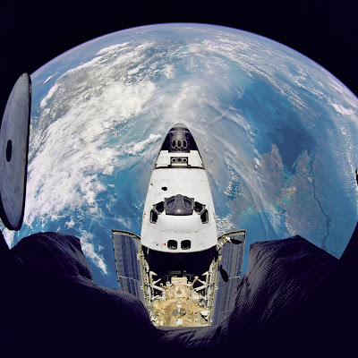 Ônibus espacial sobrevoa o planeta Terra.