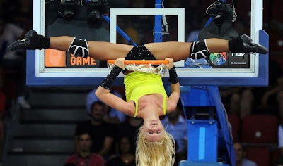 Mulher em cesta de Basquete