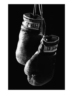 gants de boxe raccrochés