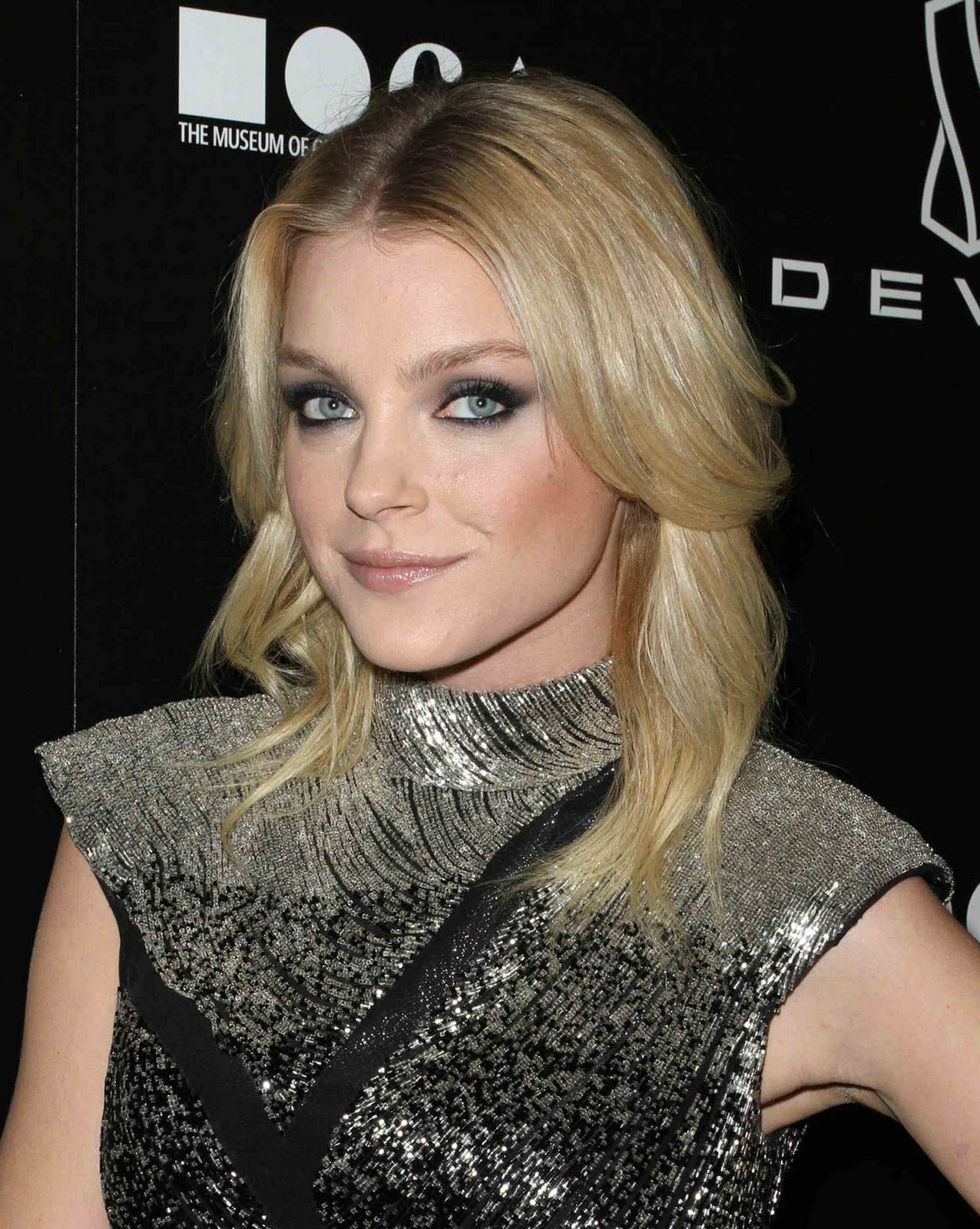 http://4.bp.blogspot.com/_7b5kCcGTYlo/TQp47HprypI/AAAAAAAABN8/MFM7r6XKTWk/s1600/JessicaStam_Nicky_Hilton_DevonFlagshipStoregrandopening_BeverlyHills_120810_+%252829%2529.jpg