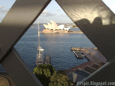 Sydeny opera house behind the bar of harbour bridge,Harbour Bridge,Harbour,