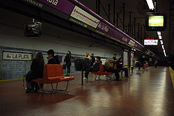 Línea E, andenes de la estación Av. La Plata (Buenos Aires, septiembre 2008).jpg