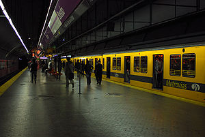 Línea E, personas descendiendo de una formación en la estación Boedo (Buenos Aires, septiembre 2008).jpg