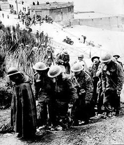 [250px-British_prisoners_at_Dunkerque%2C_France.jpg]