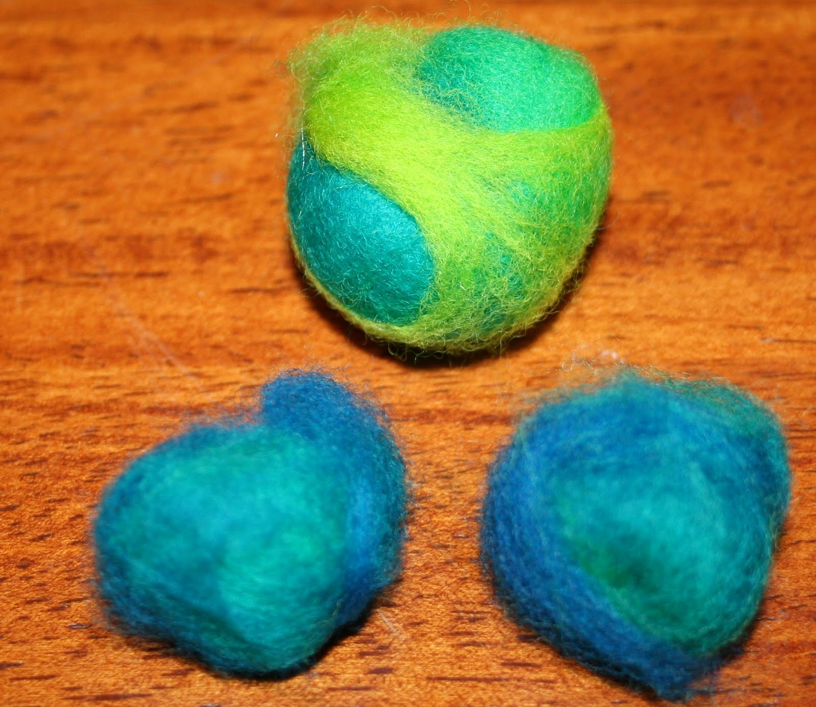 Spiral Dyed Downunder Felt Ball Necklace Instructions.