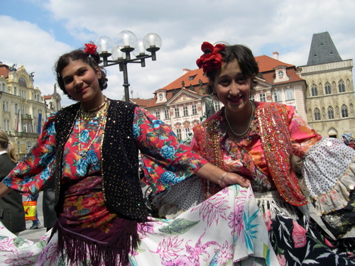 [gypsies+posing.jpg”><img decoding=]