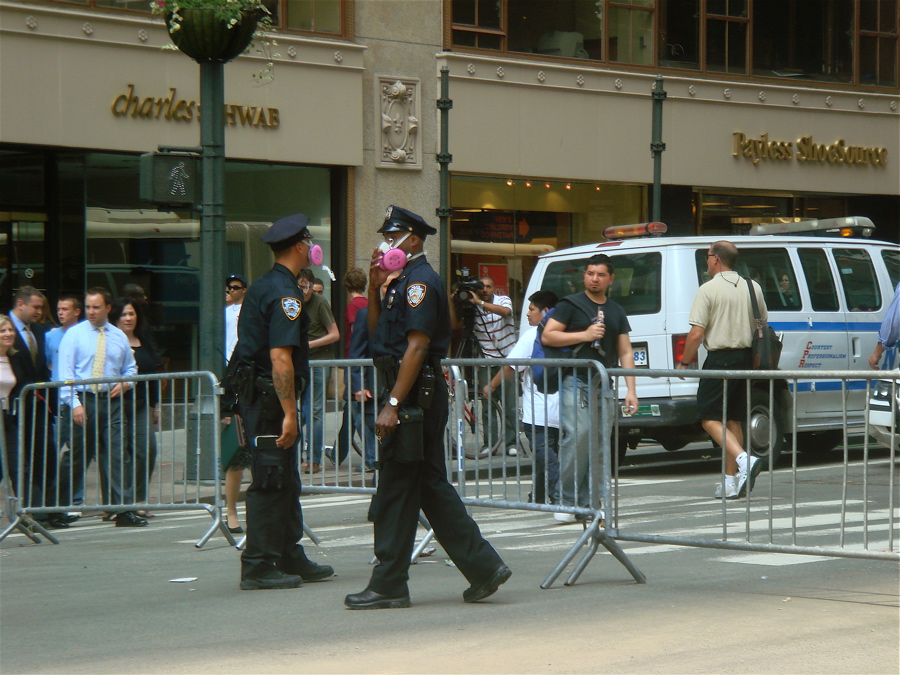 [Police+officers+on+guard+on+42nd+St..jpg]