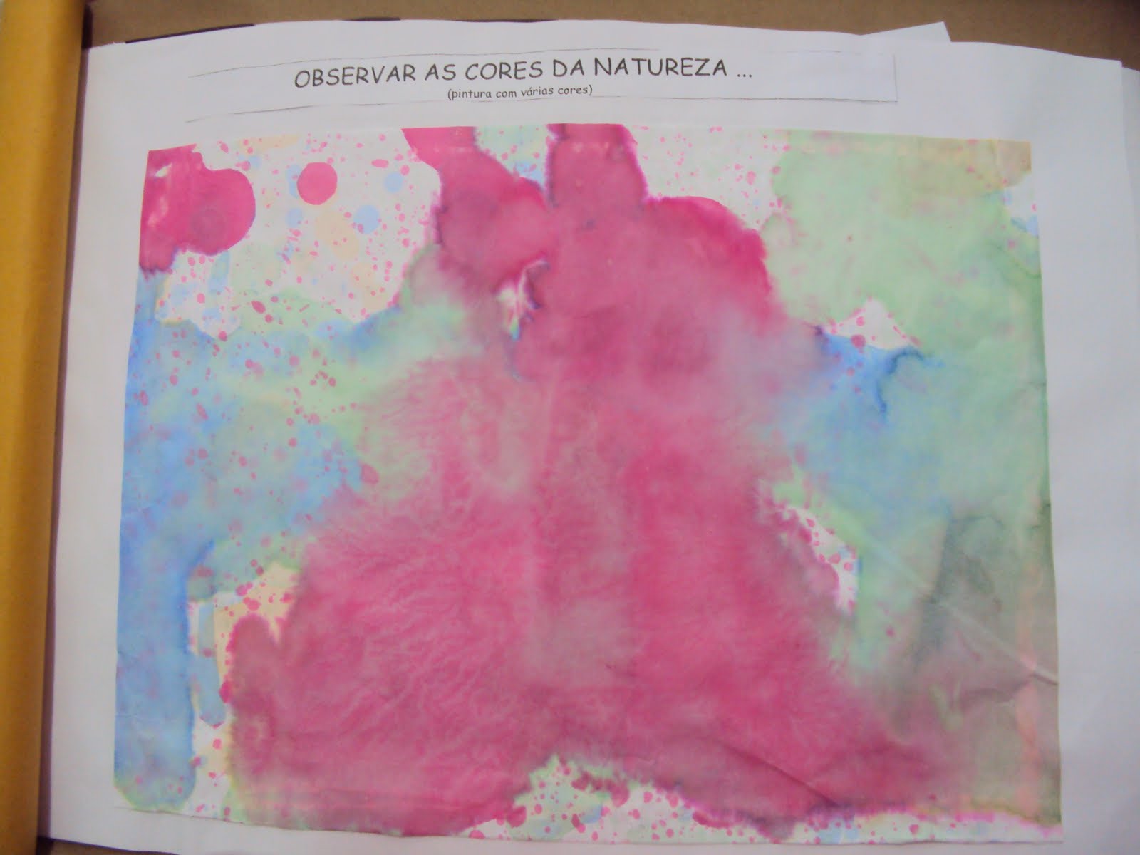 #8C6332 As crianças se observaram uma por vez no espelho no qual 1600x1200 px Projeto Cozinha Na Educação Infantil #2613 imagens