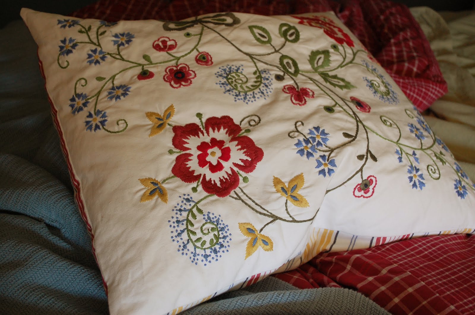 1000+ images about Embroidery on Pinterest Embroidered pillows, Pillow covers and Throw pillow ...
